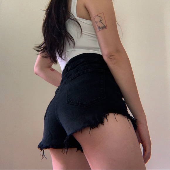 ‼️SOLD‼️ Black denim jean High waist distressed shorts - Picture 2 of 6